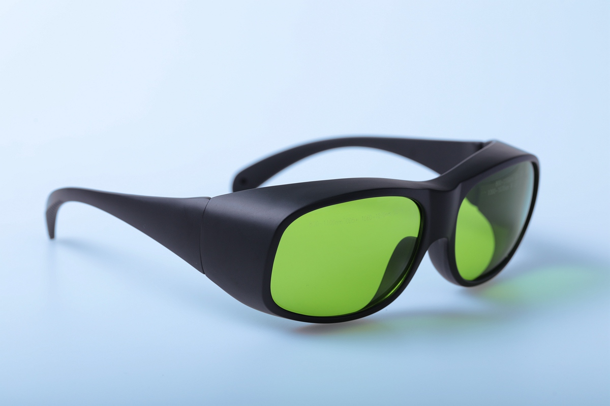 Какие очки для эпиляции диодным лазером?