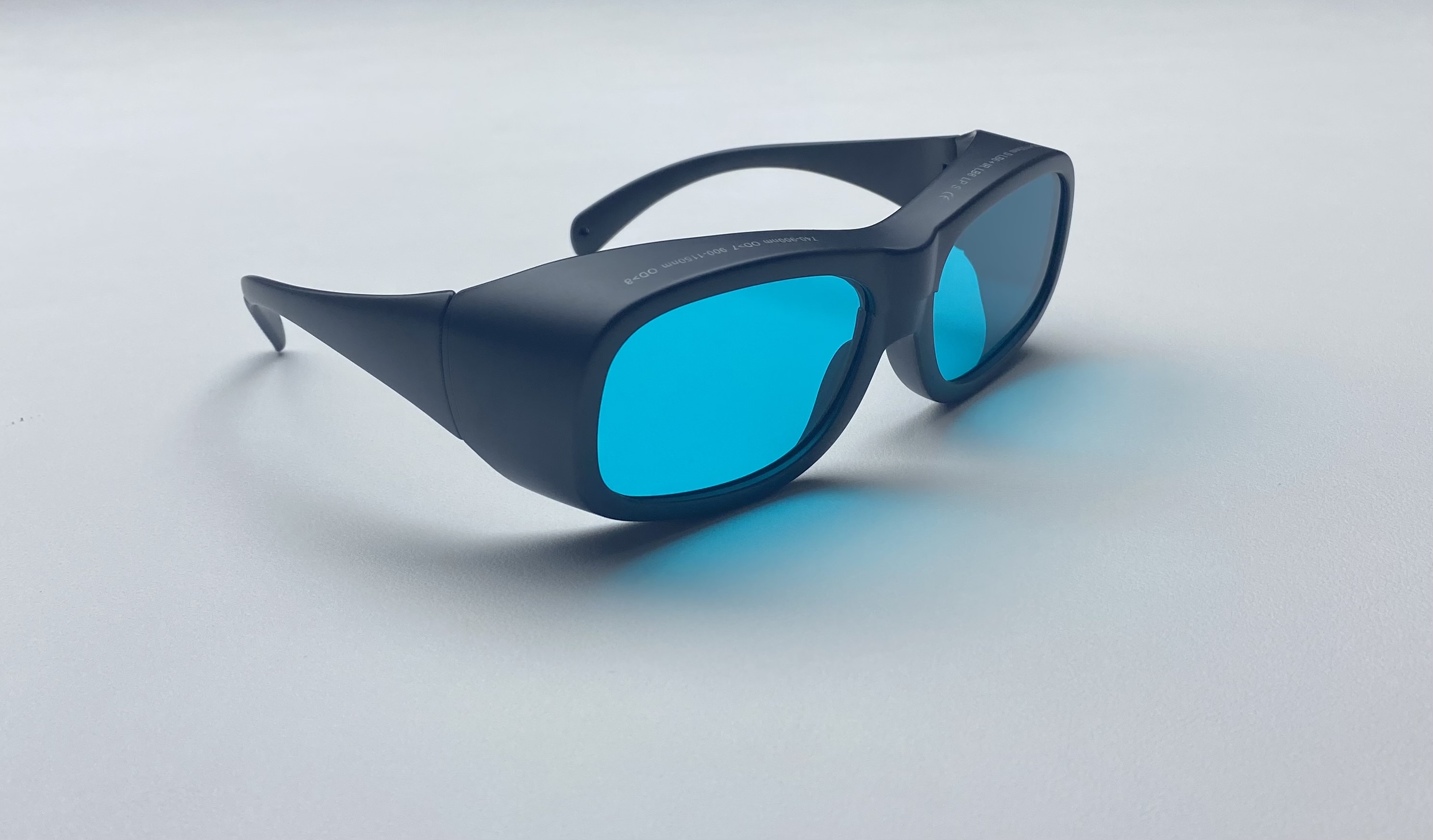 Почему некоторые лазерные защитные очки очень дешевы, а некоторые очень дороги?