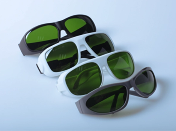 Нужно ли носить защитные очки при использовании лазерного оборудования?