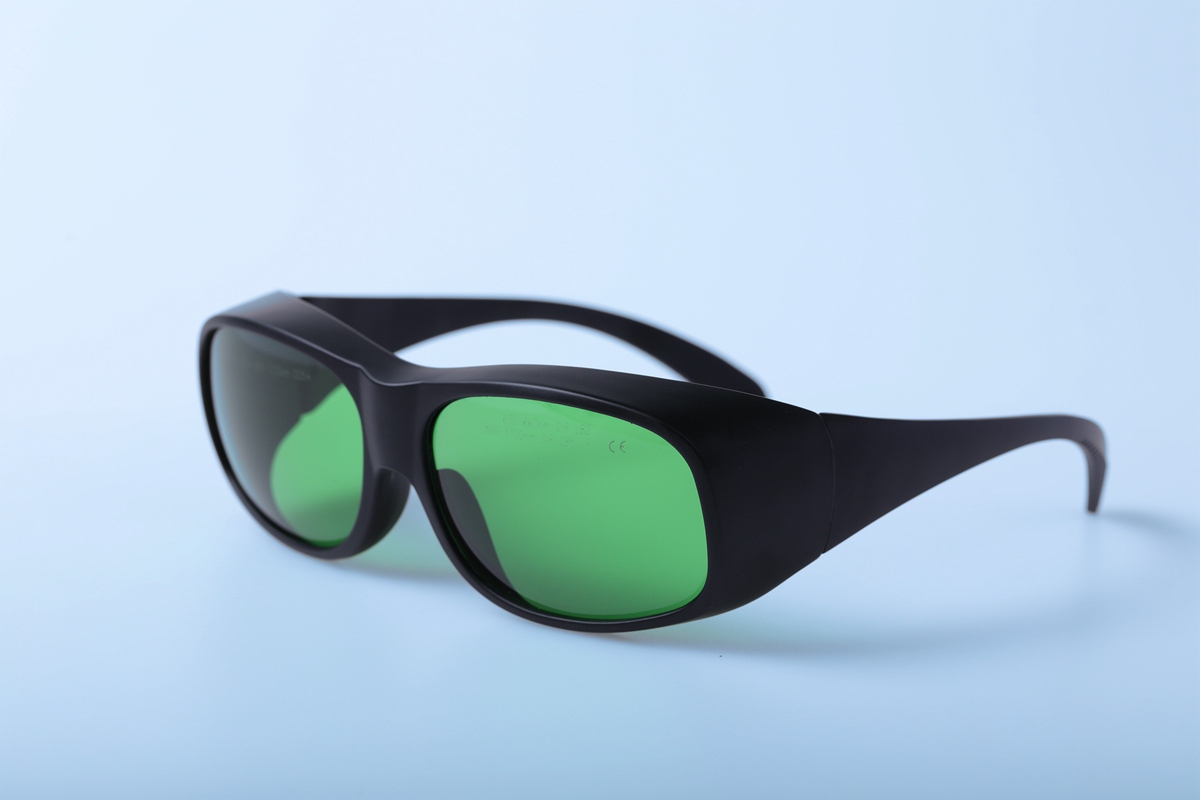 На какие ключевые характеристики следует обращать внимание в защитных очках для лазерного излучения?