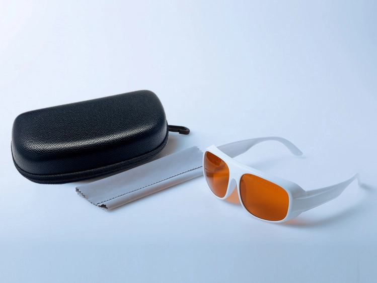 Какие защитные очки следует носить при работе с лазерами класса 4?