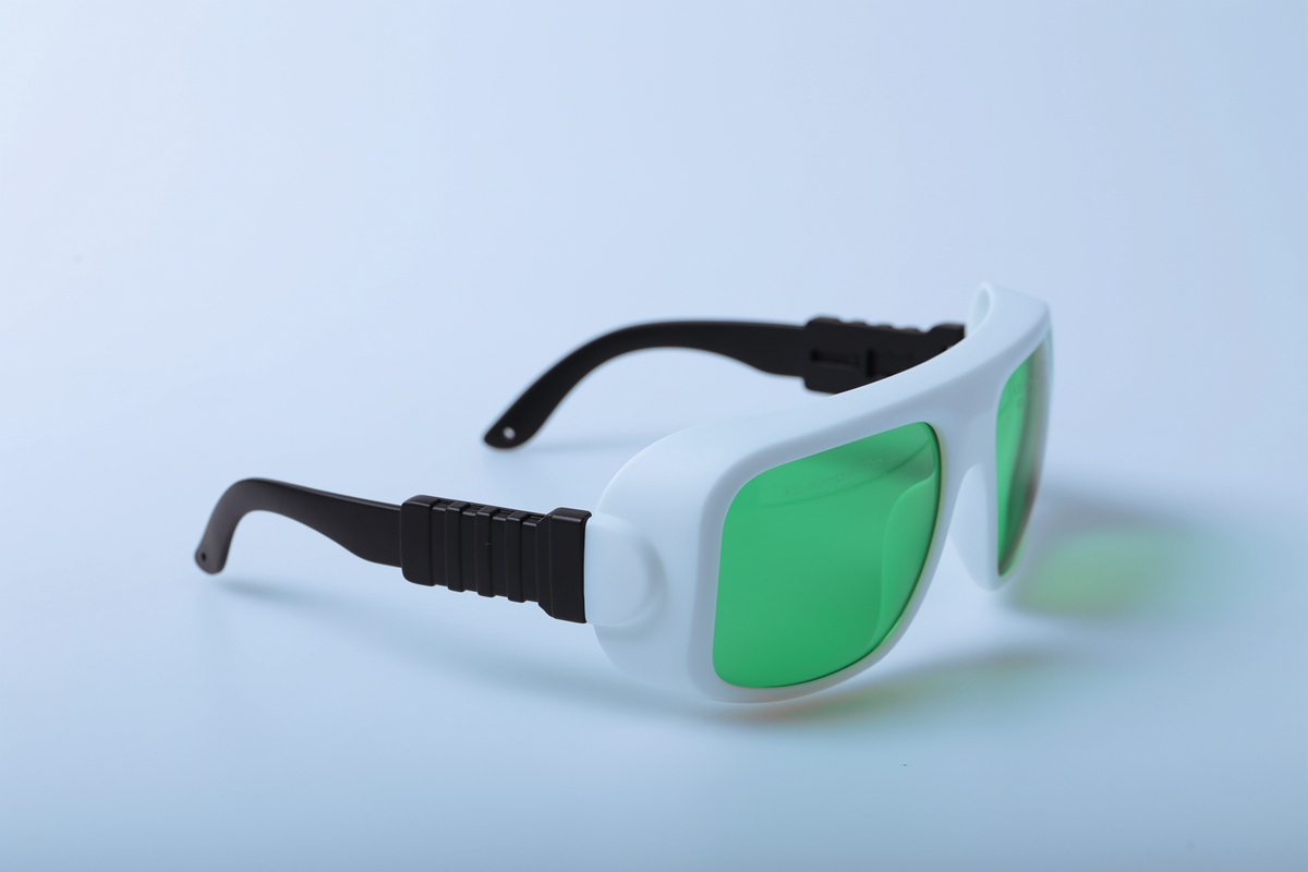 Безопасно ли носить лазерные очки в повседневной жизни?