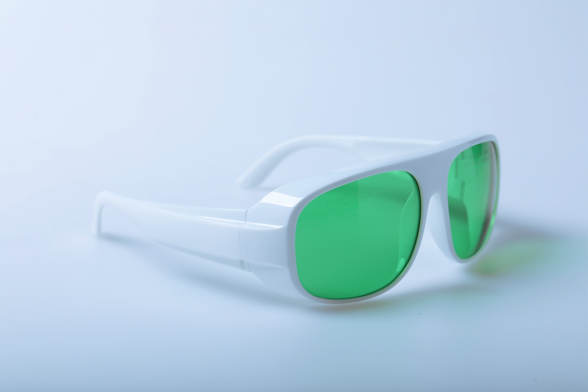 Какое защитное оборудование следует носить для лазерного излучения?